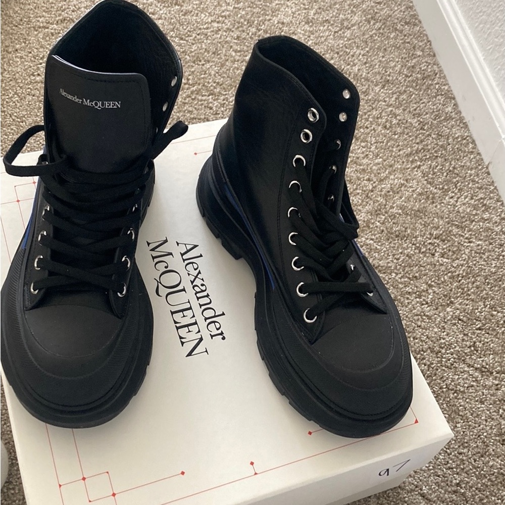 Alexander McQueen, Black/Ultra. Size 42